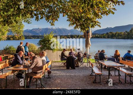 Café en plein air à Staffelsee avec Ester Mountains au soleil du soir, Uffing, Das Blaue Land, haute-Bavière, Bavière, Allemagne Banque D'Images