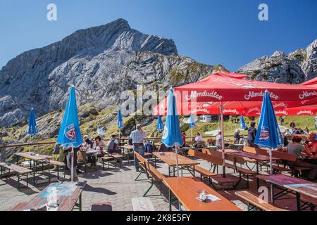 Maison de montagne terrasse sur l'Osterfelderkopf avec Alpspitze 2628m, Garmisch-Partenkirchen, montagnes Wetterstein, pays Werdenfelser, haute-Bavière Banque D'Images