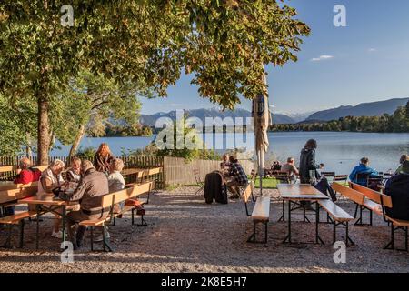 Café en plein air à Staffelsee avec Ester Mountains au soleil du soir, Uffing, Das Blaue Land, haute-Bavière, Bavière, Allemagne Banque D'Images