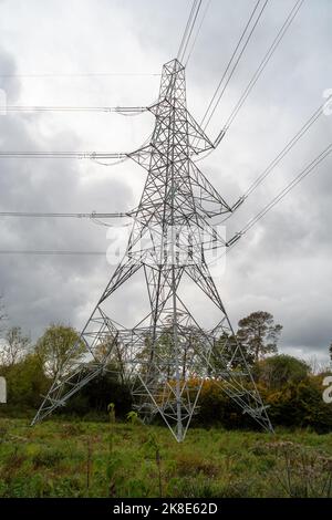 Denham, Uxbridge, Royaume-Uni. 22nd octobre 2022. HS2 a fermé un sentier populaire dans le parc de la vallée de Colne quand ils ont été abattre des arbres et de déplacer des pylônes d'électricité pour le chemin de fer à grande vitesse 2. Il devait rouvrir ce mois-ci, mais il continue d'être fermé. Les pylônes d'électricité ont maintenant été déplacés, mais HS2 ont continué de s'enferger dans une partie de la zone et ont un van de sécurité de commandement qui effectue la surveillance vidéo sur les personnes qui passent le site. Les écologistes poursuivent leur lutte pour faire annuler HS2. Crédit : Maureen McLean/Alay Live News Banque D'Images