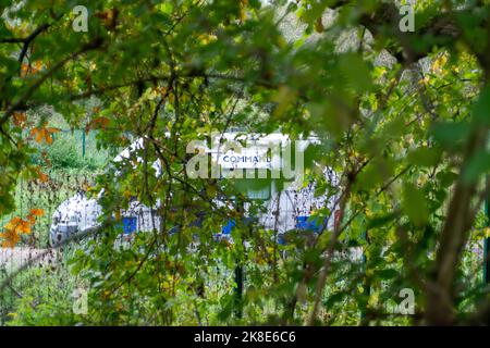 Denham, Uxbridge, Royaume-Uni. 22nd octobre 2022. HS2 a fermé un sentier populaire dans le parc de la vallée de Colne quand ils ont été abattre des arbres et de déplacer des pylônes d'électricité pour le chemin de fer à grande vitesse 2. Il devait rouvrir ce mois-ci, mais il continue d'être fermé. Les pylônes d'électricité ont maintenant été déplacés, mais HS2 ont continué de s'enferger dans une partie de la zone et ont un van de sécurité de commandement qui effectue la surveillance vidéo sur les personnes qui passent le site. Les écologistes poursuivent leur lutte pour faire annuler HS2. Crédit : Maureen McLean/Alay Live News Banque D'Images