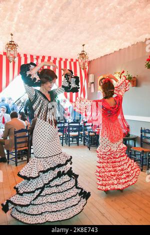 Feria de Abril, femme vêtue de flamenco, dansant des sevillanas, Séville, Andalousie, Espagne Banque D'Images