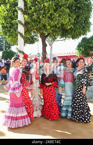 Femmes, robes à volants, Feria de Abril, festival folklorique, tentes, Robe flamenco, danse flamenco, Séville, Andalousie, Espagne Banque D'Images