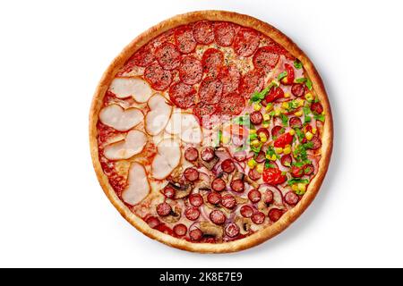 Pizza avec quatre types de garnitures de mozzarella, pepperoni, poulet fumé, saucisses de chasse, jambon, champignons, maïs, tomates Banque D'Images