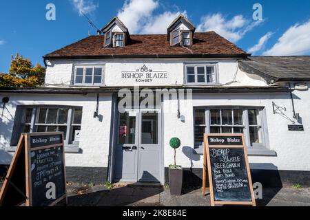 Le pub Bishop Blaize dans la ville de Romsey, Hampshire, Angleterre, Royaume-Uni, une maison publique classée de grade II historique datant de 1708 Banque D'Images