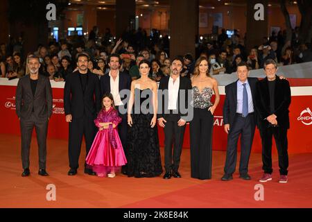 Roma, Italie. 22nd octobre 2022. Rome, Italie - 22 octobre: ERA ORA Cast, Alessandro Aronadio (réalisateur), Edoardo Leo, Barbara Ronchi, Mario Sgueglia, Francesca Cavallin, raz Degan, Massimo Wertmuller, Stella Trotta, Andrea Purgatori assiste au tapis rouge lors du Festival du film de Rome 17th à l'Auditorium Parco della Musica on 22 octobre 2022 à Rome, Italie. Crédit : Agence photo indépendante/Alamy Live News Banque D'Images