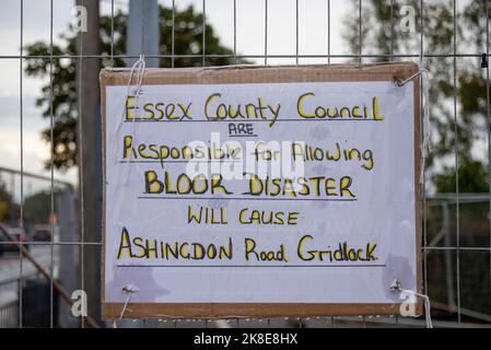 Ashingdon Road, Rochford, Southend on Sea, Essex, Royaume-Uni. 23rd octobre 2022. Les manifestants cherchent à empêcher la coupe d'un chêne vieux de 150 ans pour permettre l'accès à un immeuble de 662 logements par Bloor Homes. Après une longue période de campagne, la permission a finalement été accordée pour le travail de commencer à enlever le chêne de Holt Farm prévu pour le 24th octobre. Un manifestant a construit une plate-forme pour occuper l'arbre avec d'autres militants qui se sont installés sur le terrain avant que les barrières de sécurité ne soient érigées. Ils ont également affirmé que l'arbre est la maison des chauves-souris Banque D'Images