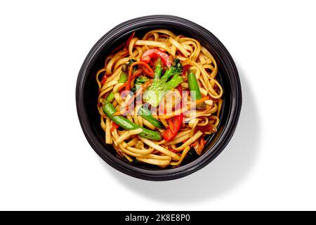 Bol de nouilles au udon sautées épicées avec brocoli, poivrons, haricots verts et champignons Banque D'Images