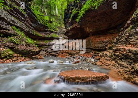 Longue exposition du ruisseau dans la gorge de la rivière Taugl près de Salzbourg, Autriche, Europe Banque D'Images