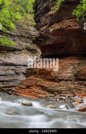 Longue exposition du ruisseau dans la gorge de la rivière Taugl près de Salzbourg, Autriche, Europe Banque D'Images