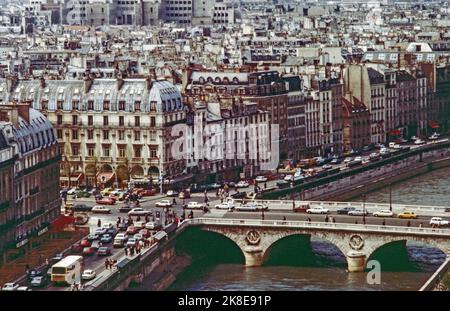 Image graphique du pont depuis le sommet de la cathédrale notre-Dame de Paris, au-delà de bâtiments, en 1972  une image numérisée Banque D'Images