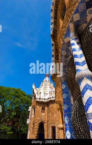 Bâtiments à l'entrée du Parc Guell (1900-1914) de Barcelone, Espagne. Europe. UNESCO, site du patrimoine mondial. Architecte Antoni Gaudi (1852-1926). Banque D'Images