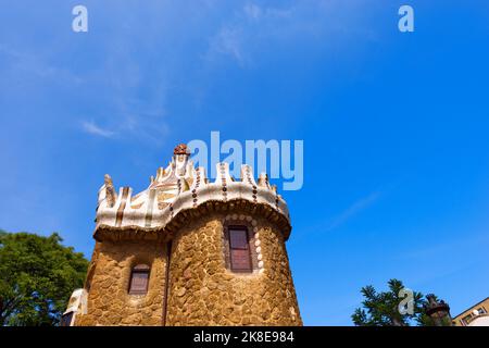 Bâtiment à l'entrée du Parc Guell (1900-1914) de Barcelone, Espagne. Europe. UNESCO, site du patrimoine mondial. Architecte Antoni Gaudi (1852-1926). Banque D'Images