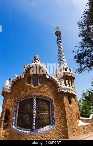 Bâtiment à l'entrée du Parc Guell (1900-1914) de Barcelone, Espagne. Europe. UNESCO, site du patrimoine mondial. Architecte Antoni Gaudi (1852-1926). Banque D'Images