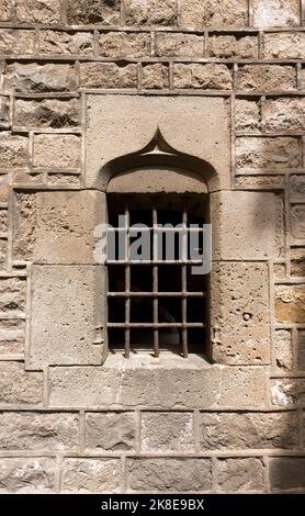 Détail d'une fenêtre de la Cathédrale de la Sainte Croix et de Saint Eulalia (Catedral de la Santa Cruz y Santa Eulalia) à Barcelone, Catalogne, Espagne Banque D'Images