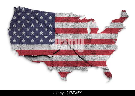 Drapeau des États-Unis d'Amérique (États-Unis, États-Unis, Amérique) peint sur un mur de béton fissuré en forme de carte des États-Unis. Illustration du concept sur fond blanc Banque D'Images