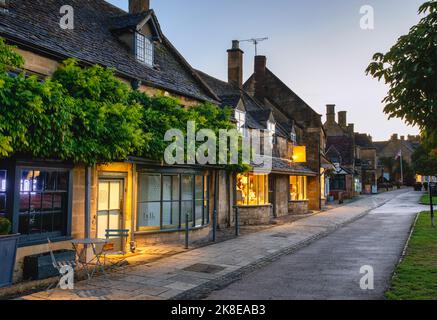 Boutiques de Broadway juste avant le lever du soleil. Broadway, Cotswolds, Worcestershire, Angleterre Banque D'Images