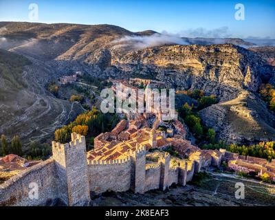 Vue sur Albarracin au coucher du soleil avec ses murs.Teruel, Espagne. Banque D'Images