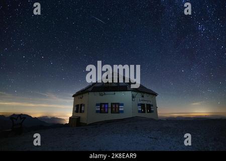 Ciel étoilé, constellations. Refuge alpin de Matrashaus. Montagne Hochkönig. Autriche. Alpes orientales. Europe. Banque D'Images