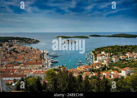 Vue sur le port de Hvar et les îles Pakleni depuis la forteresse espagnole, Hvar Banque D'Images