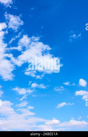 Ciel bleu et nuages - arrière-plan vertical avec espace de copie Banque D'Images