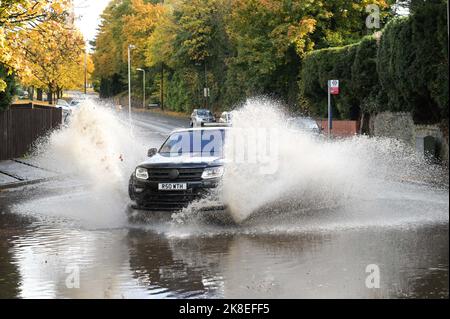 Stourbridge, 23 octobre 2022. - Les conducteurs labourent à travers les inondations à Old Ham Road à Stourbridge - les routes ont été inondées dans de nombreuses parties de Stourbridge ce matin, Old Ham Lane a été complètement fermée avec une Mercedes convertissable échouée abandonnée. Un pilote BMW a eu un sort similaire après être resté coincé à proximité sur belle View où il était secouru. Malgré les dangers, les conducteurs risquaient toujours d'entrer dans les inondations. Photo par crédit : arrêter presse Media/Alamy Live News Banque D'Images