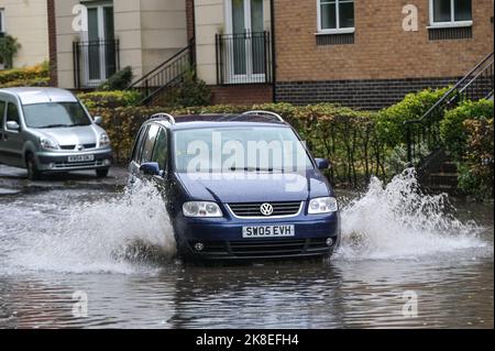 Stourbridge, 23 octobre 2022. -Belle View, Stourbridge - les routes ont été inondées dans de nombreuses parties de Stourbridge ce matin, Old Ham Lane a été complètement fermé avec une Mercedes convertissable échouée abandonnée. Un pilote BMW a eu un sort similaire après être resté coincé à proximité sur belle View où il était secouru. Malgré les dangers, les conducteurs risquaient toujours d'entrer dans les inondations. Photo par crédit : arrêter presse Media/Alamy Live News Banque D'Images