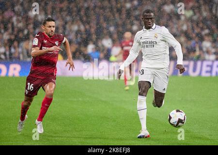 Madrid, Espagne. 22nd, octobre 2022. Jésus Navas (16) du FC Sevilla et du Ferland Mendy (23) du Real Madrid vu pendant le match LaLiga Santander entre le Real Madrid et le FC Sevilla à l'Estadio Santiago Bernabeu à Madrid. (Crédit photo: Gonzales photo - Jesus Ruiz Medina). Banque D'Images