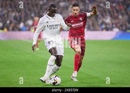 Madrid, Espagne. 22nd, octobre 2022. Ferland Mendy (23) du Real Madrid et Jésus Navas (16) du FC Sevilla vus pendant le match LaLiga Santander entre le Real Madrid et le FC Sevilla à l'Estadio Santiago Bernabeu à Madrid. (Crédit photo: Gonzales photo - Jesus Ruiz Medina). Banque D'Images