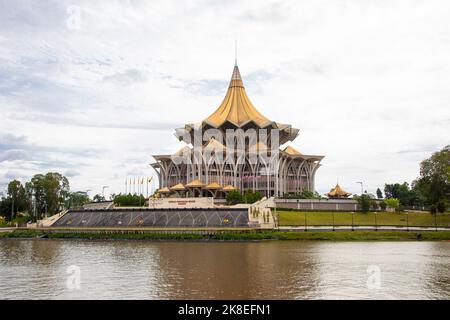 Kuching Malaysia sept 3rd 2022: La vue de la rivière Sarawak et du bâtiment de l'Assemblée législative de l'État de New Sarawak. Banque D'Images
