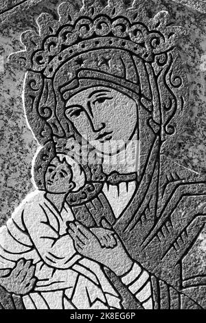 Portrait orthodoxe de la Vierge Marie tenant le bébé Jésus dans un noir et blanc monochrome. Banque D'Images