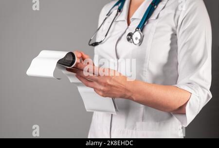 Les médecins tiennent la main, étudient des documents médicaux, échographie. Photo de haute qualité Banque D'Images