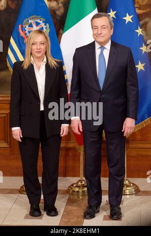 Le Premier ministre sortant de l'Italie, Mario Draghi, et le nouveau Premier ministre italien, Giorgia Meloni Banque D'Images