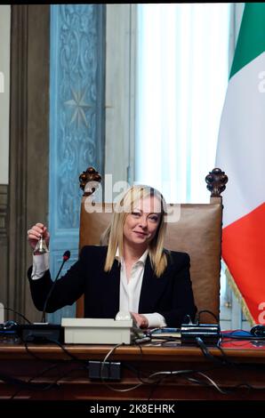 Le nouveau Premier ministre italien, Giorgia Meloni, tient la cloche du ministre du cabinet qui lui a été remise par le premier ministre sortant de l'Italie lors de la cérémonie de passation de pouvoir Banque D'Images