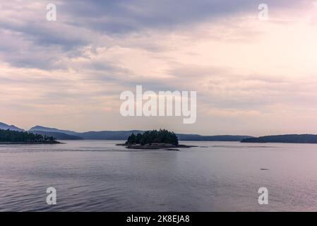 Une petite île rocheuse en face de Nanaimo, sur le détroit de Georgia Banque D'Images