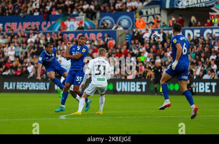 Swansea, pays de Galles, Royaume-Uni. 23rd octobre 2022 ; stade Swansea.com, Swansea, pays de Galles ; football de championnat, Swansea contre Cardiff ; Tom sang de Cardiff City tire à but après Cooper Credit: Action plus Sports Images/Alamy Live News Credit: Action plus Sports Images/Alamy Live News Banque D'Images