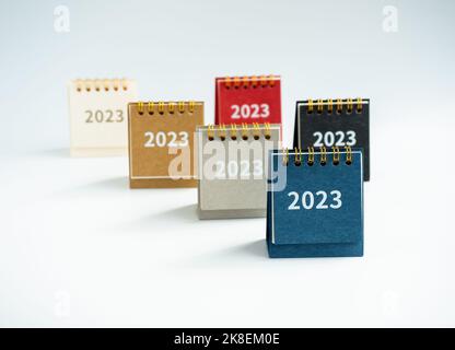 2023, numéros de la nouvelle année sur divers calendriers de bureau colorés en bleu, beige, jaune, gris, noir et rouge sur fond blanc. Un minimum Banque D'Images