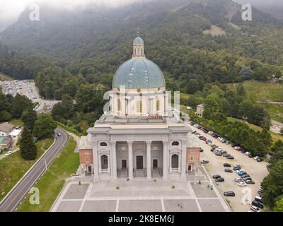 Vue de drone sur le lieu Saint d'Oropa sur l'Italie Banque D'Images