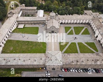 Vue de drone sur le lieu Saint d'Oropa sur l'Italie Banque D'Images