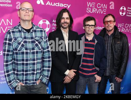 HOLLYWOOD, LOS ANGELES, CALIFORNIE, ÉTATS-UNIS - OCTOBRE 22 : Patrick Wilson, Brian Bell, Rivers Cuomo et Scott Shriner de Weezer arrivent au concert annuel 9th nous pouvons survivre d'Audacy en partenariat avec la Fondation américaine pour la prévention du suicide qui s'est tenue au Hollywood Bowl on 22 octobre 2022 à Hollywood, Los Angeles, Californie, États-Unis. (Photo de Xavier Collin/image Press Agency) Banque D'Images