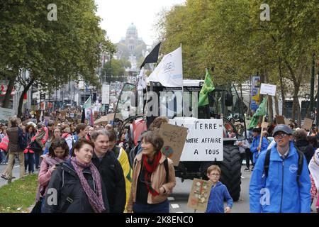 L'illustration montre la marche pour l'avenir du climat, à Bruxelles, le dimanche 23 octobre 2022. Des milliers de manifestants sont attendus à la manifestation. BELGA PHOTO NICOLAS MATERLINCK Banque D'Images