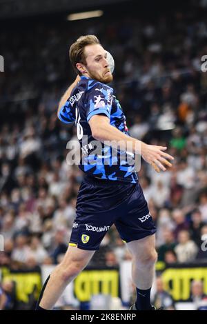 Kiel, Allemagne. 23rd octobre 2022. Handball: Bundesliga, THW Kiel - Rhein-Neckar Löwen, Matchday 8, Wunundino Arena. Albin Lagergren, de Rhein-Neckar Löwen, se lance dans le but. Credit: Frank Molter/dpa/Alay Live News Banque D'Images