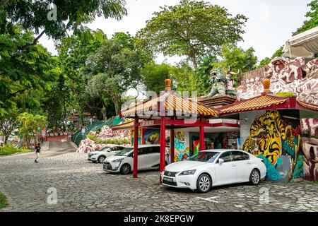 Parking et ancienne billetterie au parc à thème Haw par Villa. Ce parc a des statues et des scènes de dioramas de la mythologie chinoise, du folklore, des légendes, an Banque D'Images