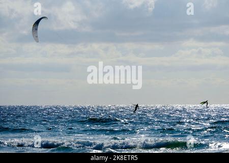 Frankreich, Normandie, le Rozel, 18.09.2022: Kitesurfer auf dem Wasser am spaeten Nachmittag vor dem Strand von Sciotot BEI le Rozel auf der Halbinse Banque D'Images
