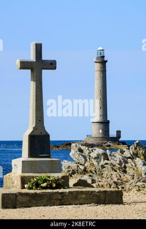 Frankreich, la Hague, 20.09.2022: ein Kreuz zur Erinnerung an ertrunkene Seeute und der Leuchtturm von Goury am Cap de la Hague vor der Halbinsel Co Banque D'Images