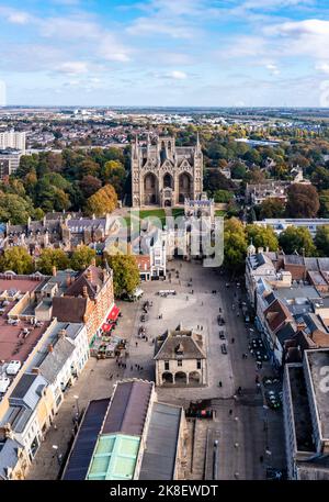 CATHÉDRALE DE PETERBOROUGH, ROYAUME-UNI - 13 OCTOBRE 2022. Paysage vertical aérien de la cathédrale de Peterborough et du Guildhall sur la place de la cathédrale Banque D'Images