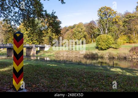 Bad Muskau, Allemagne. 23rd octobre 2022. Un poste frontalier allemand (l) et polonais (r) se trouve de chaque côté de la rivière Lusatien Neisse, dans le parc Prince Pückler. Le parc paysager de style anglais d'environ 800 hectares dans la haute Lusatia est une destination populaire pour les excursions. Credit: Frank Hammerschmidt/dpa/Alay Live News Banque D'Images