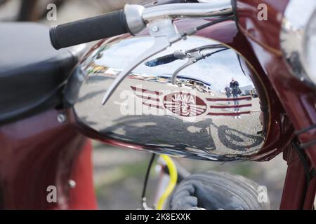 Halle, Allemagne. 23rd octobre 2022. Le réservoir chromé d'une moto tchèque de type Tatra se trouve sur le terrain d'exposition. Le week-end, la foire 'Oldtema Halle 2022' y a eu lieu, un marché de pièces pour les voitures anciennes et les motos. Credit: Sebastian Willnow/dpa/Alay Live News Banque D'Images