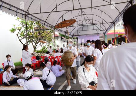 Bangkok, Thaïlande. 22nd octobre 2022. Des volontaires, ont participé à la tradition d'exhumer les corps du défunt, non revendiqués se levant de la tombe pour nettoyer les squelettes humains et les recueillir et les préparer pour une cérémonie de mérite selon la croyance religieuse du peuple thaïlandais d'origine chinoise au cimetière chinois de Teochew (cimetière Wat Don), dans le district de Sathorn, Bangkok. (Credit image: © Teera Noisakran/Pacific Press via ZUMA Press Wire) Banque D'Images