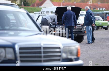 Halle, Allemagne. 23rd octobre 2022. Les visiteurs de la foire 'Oldtema Hall 2022' parlent boutique dans une voiture russe de la marque 'Volga', à l'avant est une Mercedes S-classe, à l'arrière-plan a Wartburg 353. Le week-end, le marché des pièces détachées pour les vieilles voitures et motos a eu lieu. Credit: Sebastian Willnow/dpa/Alay Live News Banque D'Images